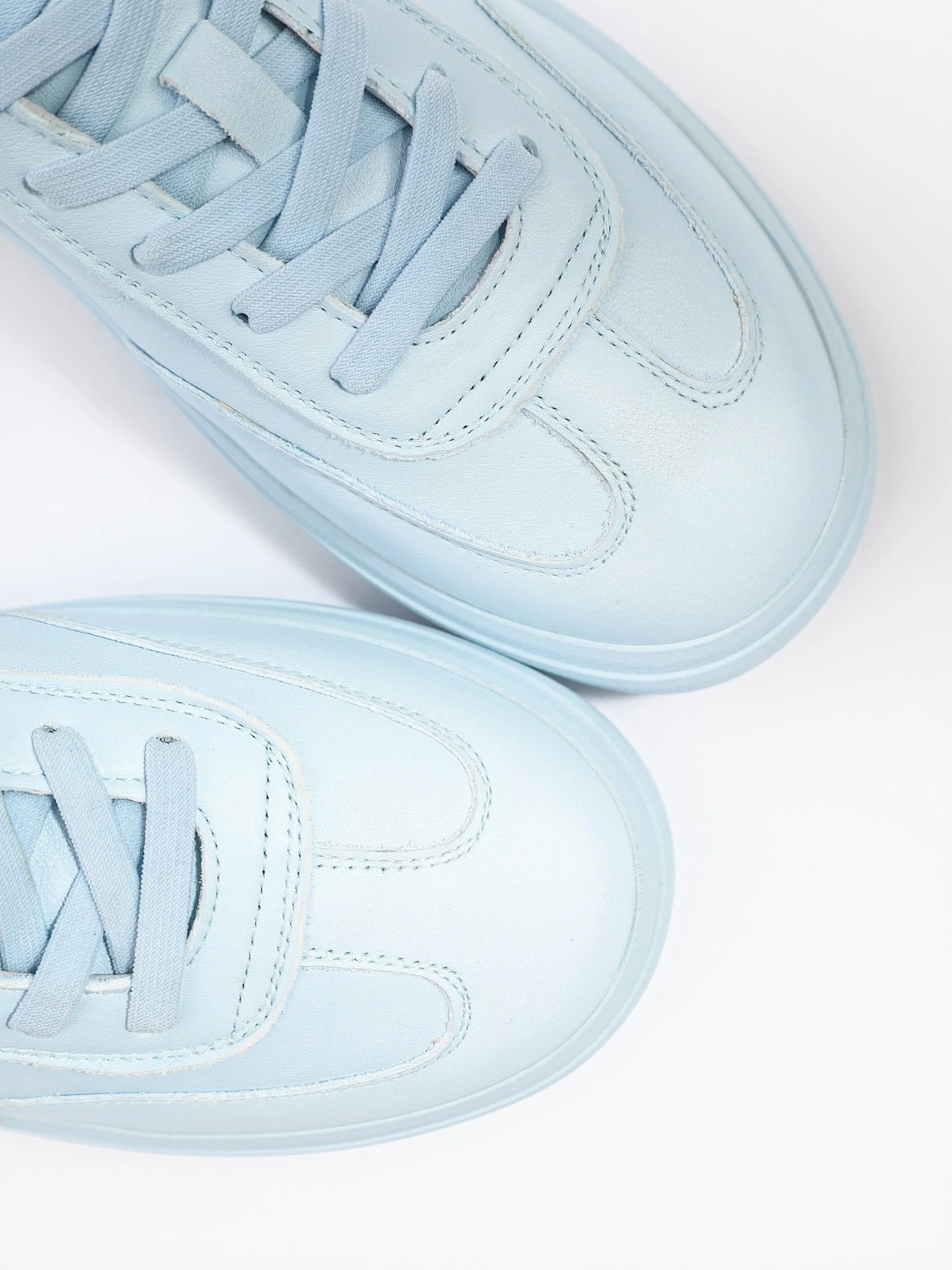 Кеды голубого цвета на низкой подошве